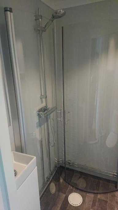 Nyrenoverad Charmig Gaeststuga Med Sovloft I Jaerpen Jarpen Zewnętrze zdjęcie